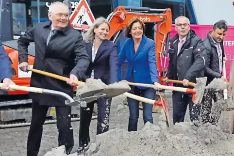 Was mit dem Spatenstich im September begonnen wurde (Foto), befindet sich nun in die Phase der praktischen Umsetzung: In Gewerbe
