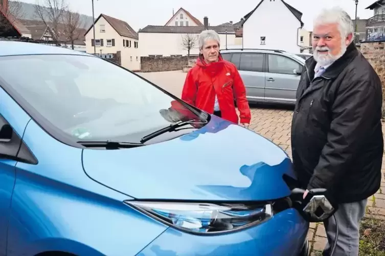 Der frühere Grünen-Landtagsabgeordnete Dietmar Rieth (rechts) war am Freitag mit seinem Renault Zoe aus Neuwied in den Wasgau ge