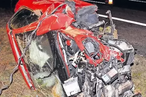 Der Fahrer des Unfallautos erlitt wie durch ein Wunder nur leichte Verletzungen.