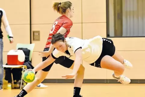 Selten kam Bobenheim-Roxheim gegen Hauenstein/Rodalben aus dem Gleichgewicht. Hier versucht Johanna Hubele (rotes Trikot), Cindy