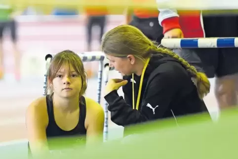 Viel beschäftigt: Bruchweilers Trainerin Ramona Heid, hier mit der W13-Pfalzmeisterin im Kugelstoßen, Helena Hüther.