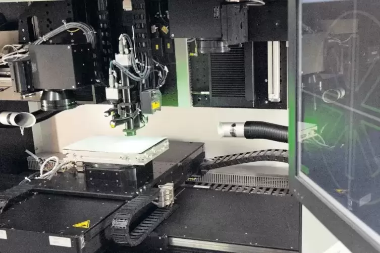 Hyperrapid NX – so heißt einer der Laser, die die Firma Coherent herstellt. Mit dem Laserstrahl – hier im Bild grün zu sehen – k