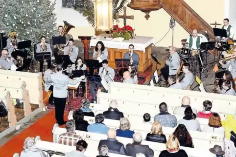 Bot dem Publikum in der protestantischen Kirche Obermoschel ein Programm mit Filmmelodien, Weihnachtsliedern und Klassikern wie 