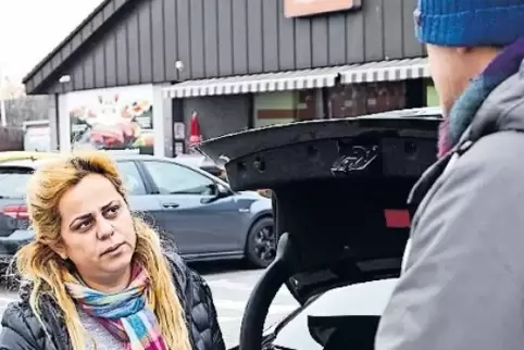 Gespräch am Einkaufswagen: Senada Buchmann und Markus Knopp.