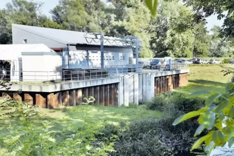 Das 2015 in Betrieb genommene Pumpwerk an der Mündung des Rehbachs bei Rheingönheim. Bis hierher soll die Südspange Hochwasser a