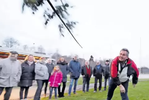 Auf die Technik kommt’s an: Ortskartell-Vorsitzender Helmut Kühner beim Christbaum-Weitwurf.