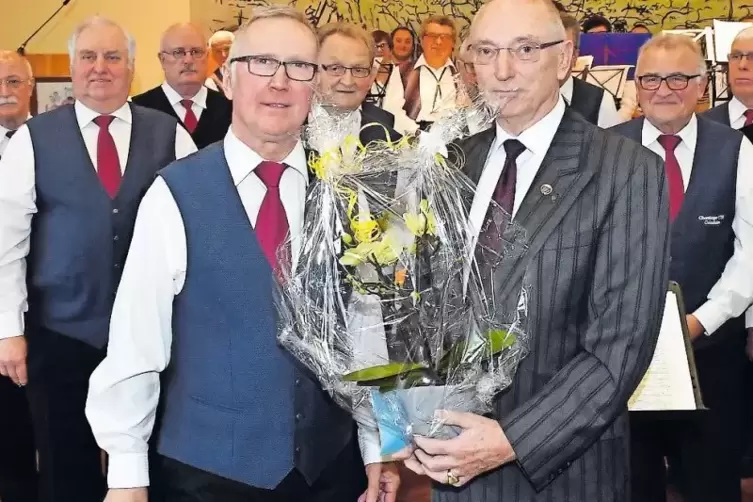Nach 28 Jahren als Chorleiter in den Ruhestand verabschiedet: Heinz Hoffmann (rechts), hier mit dem Vereinsvorsitzenden Alfons G