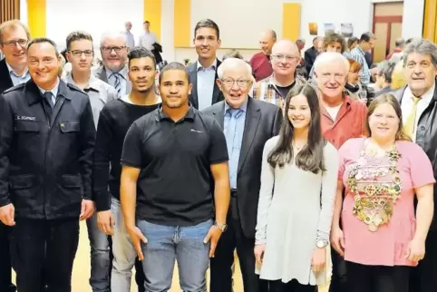 Beim Neujahrsempfang nahmen Verbandsbürgermeister Torsten Bechtel (hinten links) und Ortsbürgermeister Helmut Rentz (rechts auße