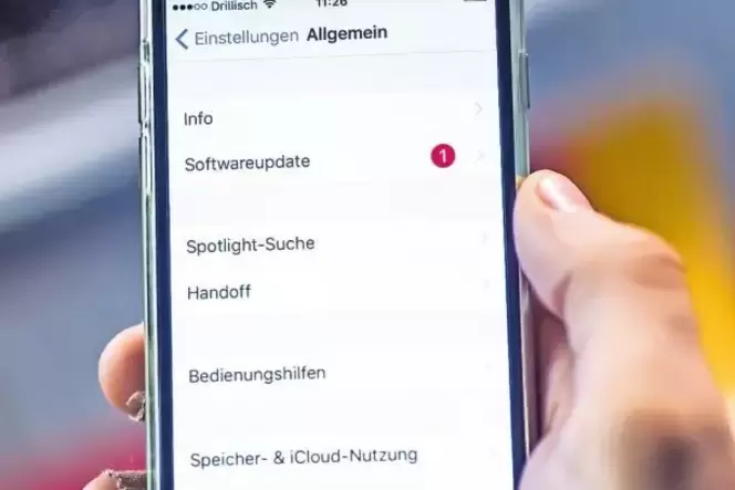 Bitte regelmäßig und lieber gleich als zu spät: Software-Updates sollten auch fürs Smartphone immer vorgenommen werden. Bitte regelmäßig und lieber gleich als zu spät: Software-Updates sollten auch fürs Smartphone immer vorgenommen werden.
