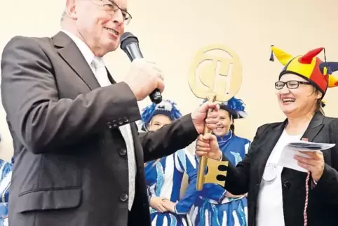 Beim Carlsberger Neujahrsempfang von der eigenen Frau entmachtet: Bürgermeister Werner Majunke muss den Rathausschlüssel an sein