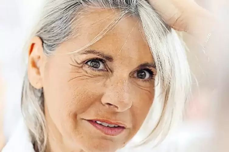 Braucht spezielle Pflege, damit es nicht gelblich wird: graues Haar.