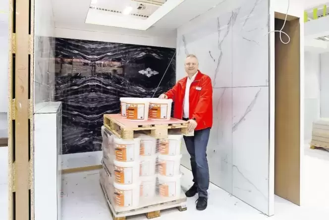 Gefliest ist schon, Wanne und mehr fehlen noch: Baumarkt-Leiter Markus Schäfer in der »Bäderwelt«. Gefliest ist schon, Wanne und mehr fehlen noch: Baumarkt-Leiter Markus Schäfer in der »Bäderwelt«.