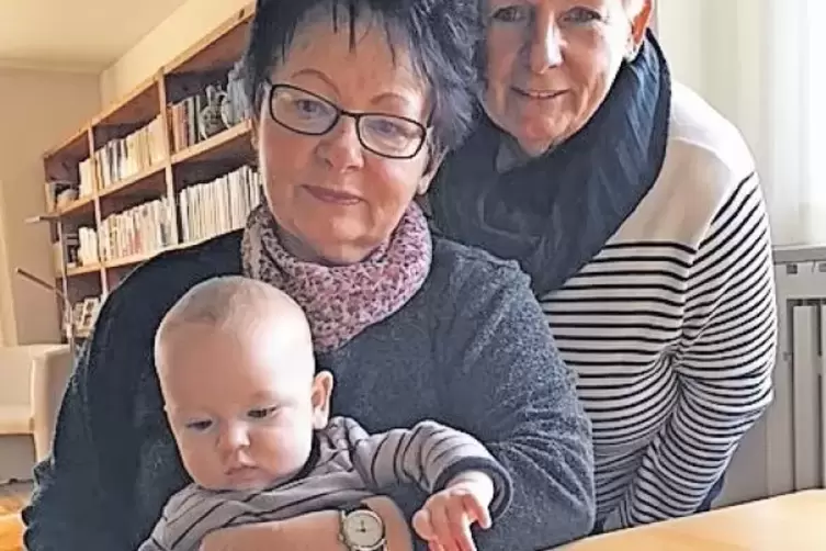 Der kleine Luis hat ein Auge auf die Bohnenschneidmaschine seiner Oma Inge Gensheimer (links) und deren Schwester Monika Lacher 
