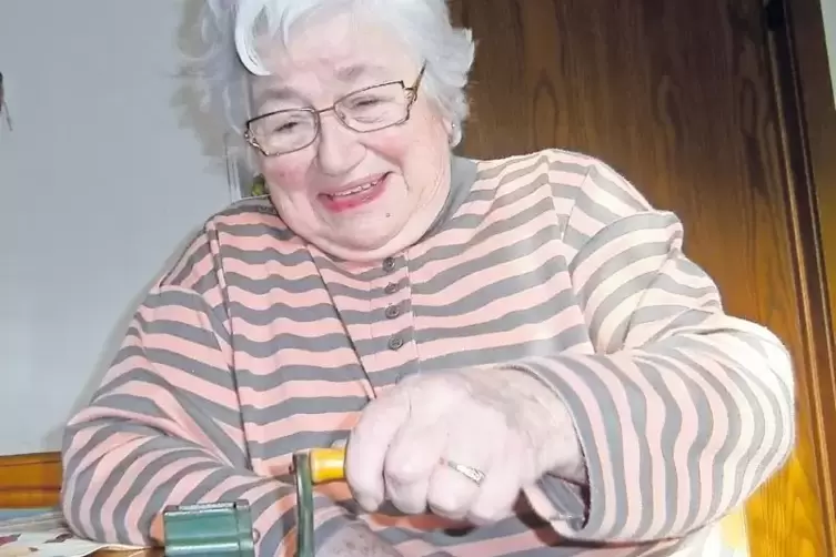 Margarete Schick (oben) hat ihren &bdquo;Bohnenschnitzer&ldquo; seit gut 60 Jahren in Gebrauch. Das Foto in der Mitte hat K&auml;the Maier geschi