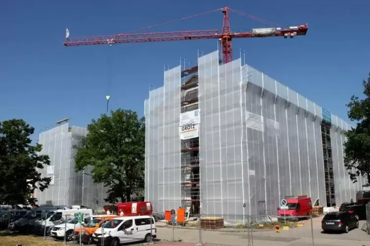 Richtfest war im Juli 2017, im Februar 2018 sollen die neuen Gebäude in der Südpfalz-Kaserne fertig sein.  Foto: Iversen