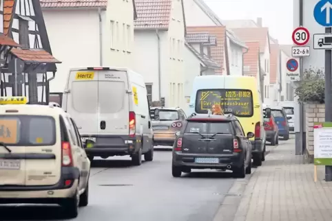 Jetzt ist schon manchmal dichter Verkehr. Doch bald gibt es mehrere Monate lang keine direkte Durchfahrt durch die Rheinstraße.