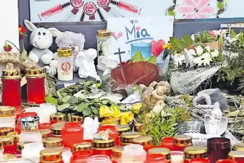 Gedenkstätte vor dem Drogeriemarkt in Kandel.