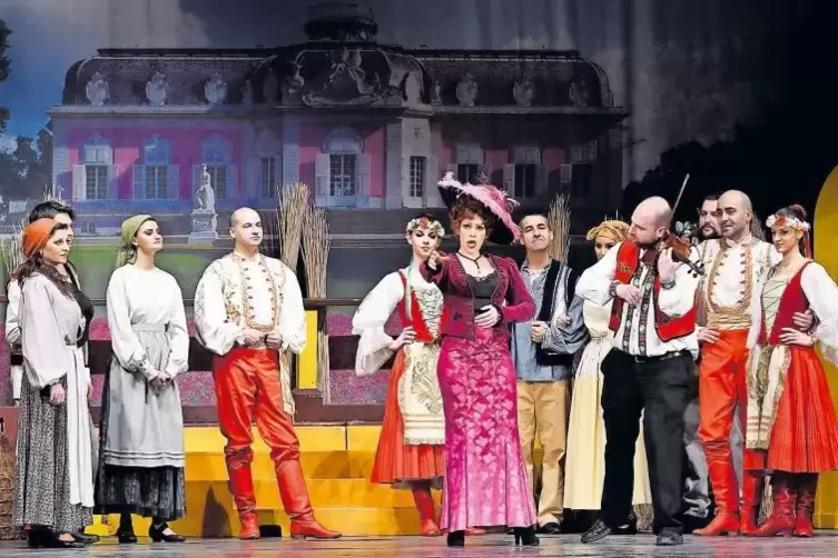 Ungarische Folklore und Pariser Flair treffen in der Operette „Gräfin Mariza“ aufeinander.