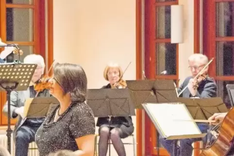 Verdienten sich tosenden Applaus: das Orchester „Cosella“ und Sängerin und Moderatorin Martina Veit.