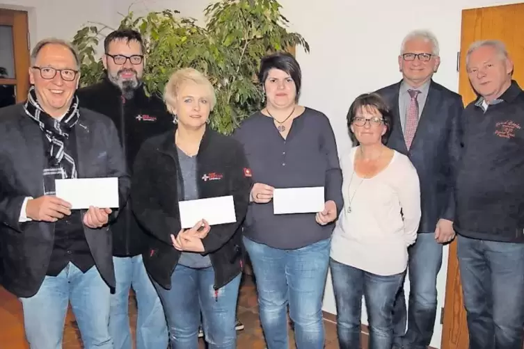 3500 Euro kamen bei der Adventsfensteraktion auf dem Hochstellerhof zusammen (von links): Dietmar Bäuerle, Andreas Pein, Corinna