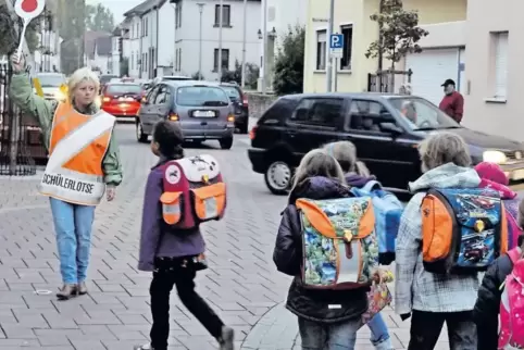 Ein Bild aus dem Jahr 2011, als an der Rheinschule Schülerlotsen im Einsatz waren. Am Ausmaß des motorisierten Hol- und Bringver