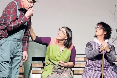 Bei der Kostümprobe (von links): Holger Gröbert, Yvonne Liefert und Birgit Stulier von der Erbsenbühne.