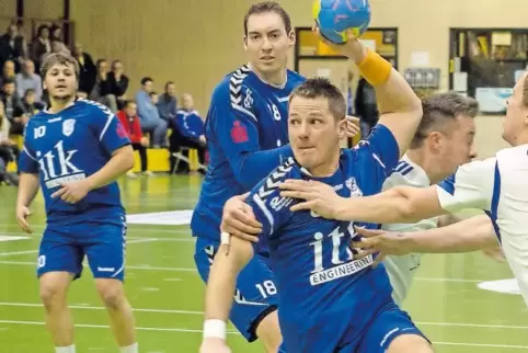 Kein Fake: Jens Zwißler (mit Ball) half erneut bei den Südpfalz-Tigern aus und war Torschütze. Links Philipp Latzko, Mitte Jonas