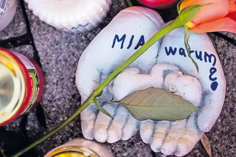 „Mia warum?“: Trauernde drücken Ende Dezember ihre Anteilnahme mit unterschiedlichen Utensilien vor dem Drogeriemarkt in Kandel 