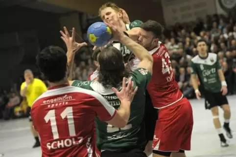 Viel los beim Benefizspiel: Der TV Hochdorf trat am Dienstagabend vor ausverkaufter Halle gegen die Eulen Ludwigshafen an. Foto: