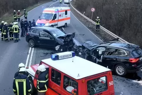 Der mutmaßliche Unfallverursacher, der 18-jährige Fahrer eines Porsche SUV, überholte mehrere Fahrzeuge riskant, bevor er dann f