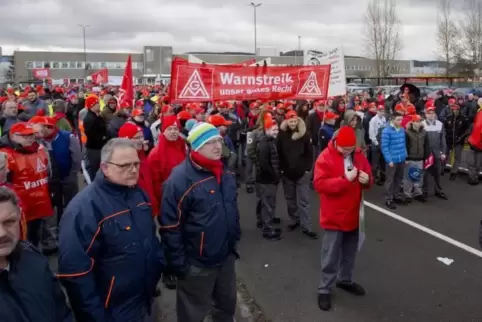 Gut zwei Stunden lang haben Beschäftigte von Opel und GKN in Kaiserslautern am Mittwoch die Arbeit niedergelegt. Foto: View