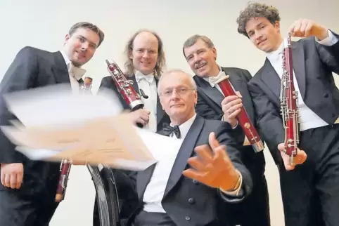Vier Fagottisten und ihr fünfter Mann: von links Georg ter Voert junior, Libor Sima, Moderator Wolfgang Milde, Georg ter Voert s