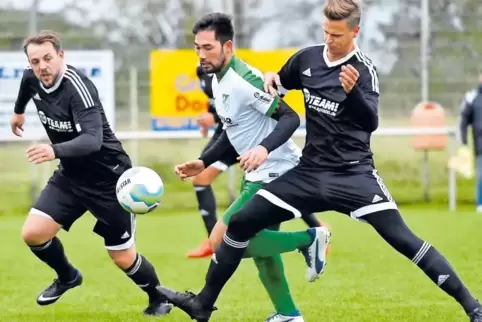 Sven Otto (Mitte) und die DJK Eppstein müssen in der Rückrunde vor allem in der Offensive zulegen.