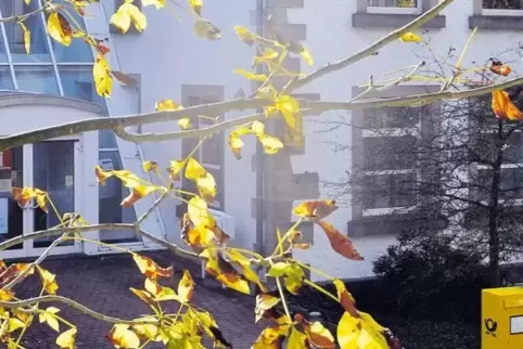Dass Mitarbeiter der Verbandsgemeinde die Postagentur im Wallhalber Rathaus (Foto) betreuen, ist laut Verbandsbürgermeister Thom