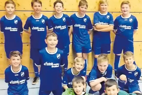 Die E-Junioren der SG Rieschweiler rechnen sich in der Kreisliga-Meisterschaft noch etwas aus: (hinten von links) Jason Deck, Fi