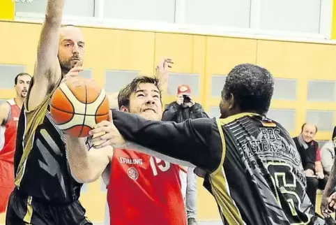 Zweibrückens Top-Scorer ist Johannes Meenken (Mitte, im Spiel gegen Rockenhausen). In zwölf Partien erzielte er 189 Punkte.