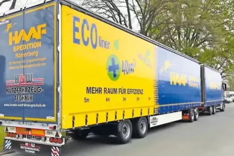 In dem 25,25 Meter langen Gigaliner transportiert die Römerberger Spedition Haaf künftig leere Getränkedosen von Haßloch nach Ka