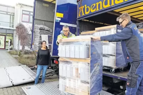 Hausmeister Volker Mayer (links) und Jaab Insenauer von der Umzugsfirma Abendland haben gestern Rollcontainer aus Hettenleidelhe