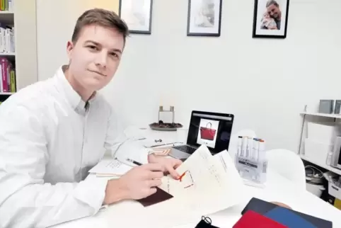 Der Designer Leander Riedl mit Entwürfen. Produziert wird in Deutschland, beliefert werden Kunden weltweit.