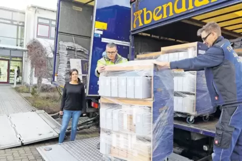 Unter Leitung von Verwaltungsfachkraft Julia Bergtholdt schieben Hausmeister Volker Mayer (links) und Jaab Insenauer von der Umz