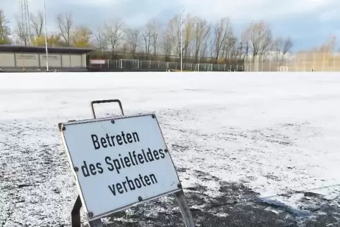 Gestern weiß, bald wieder Grün: Wenn die Witterung besser ist, soll der neue Kunstrasen in Göllheim verlegt werden.