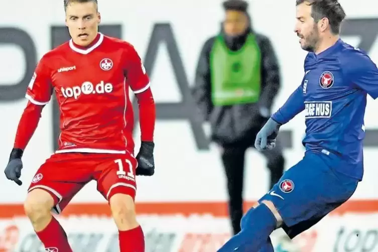 Duell im Mittelfeld: der aus Groningen zum FCK zurückgekehrte Ruben Jenssen (links) und der ehemalige HSV-Profi Rafael van der V