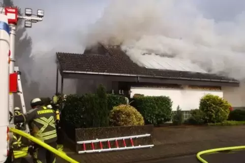Das Haus darf nach dem Brand vorerst nicht betreten werden.  Foto: Polizei 