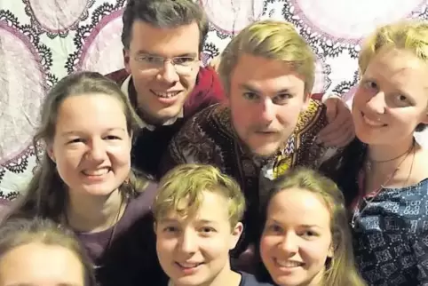 Sie waren Freiwillige bei Human Wave und haben einen Verein gegründet: Sarah, Anna, Niels, Babette, Jasper, Paula und Elena (von