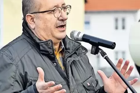 Beim Warnstreik bei Bender erläuterte er die Forderungen der IG Metall: Günter Hoetzl.