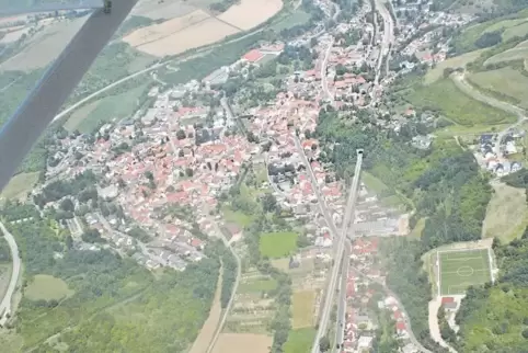 Die VG Alsenz-Obermoschel – hier ein Luftbild der Sitzgemeinde Alsenz – ist Schlusslicht beim Bauplatzverkauf im Donnersbergkrei