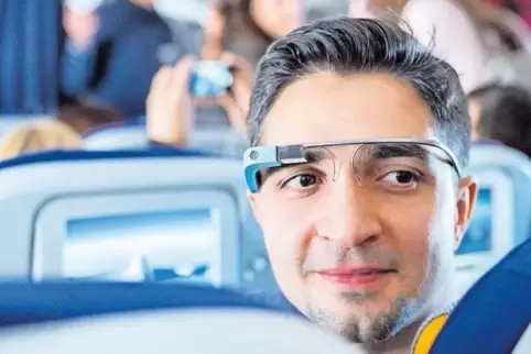 Orkhan Amiraslanov, Forscher am DFKI, präsentierte im Flugzeug eine intelligente Brille.