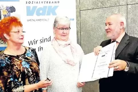 Die erste Vorsitzende Inge Hofmann (links) und der stellvertretende Kreisverbandsvorsitzende Bernd Hofmann zeichneten Erika Boss