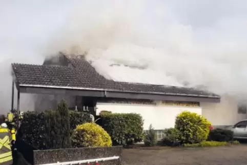 Dichter Rauch quoll gestern aus dem Haus in der Königsberger Straße, in dem eine Küche Feuer gefangen hatte.