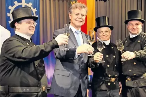 Ein Prost aufs neue Jahr: Bürgermeister Peter Kern mit den glückbringenden Schornsteinfegern.